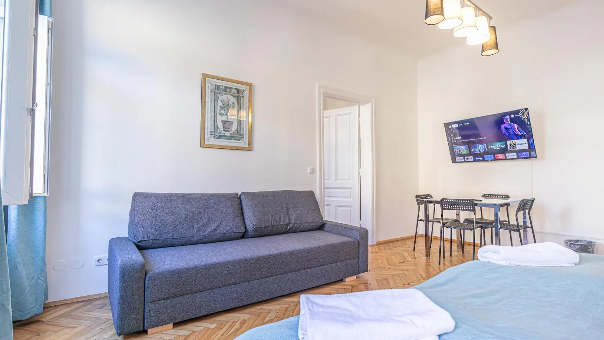 Comfortable & Amazing 2 Bedroom Hideaway W Local Flair Vienna Apartment