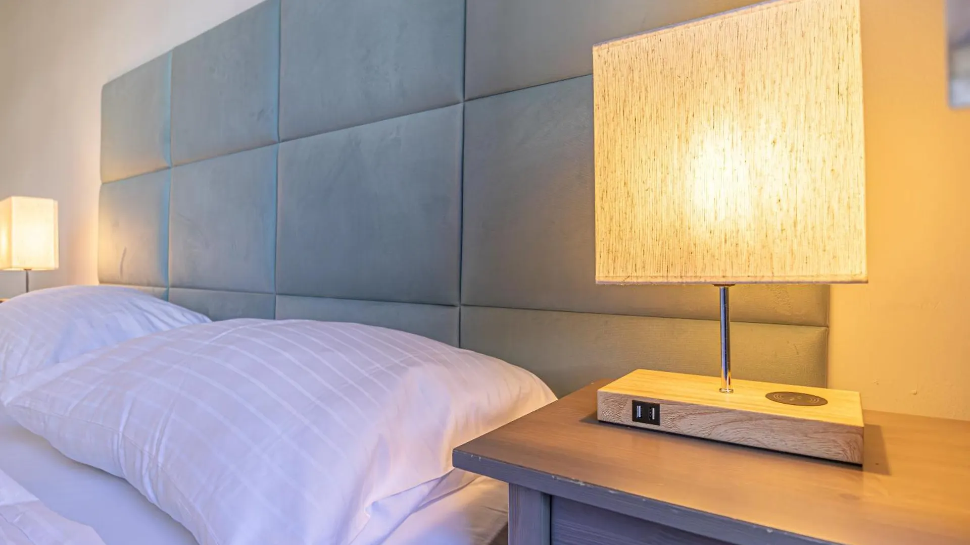 Comfortable & Amazing 2 Bedroom Hideaway W Local Flair Vienna Apartment